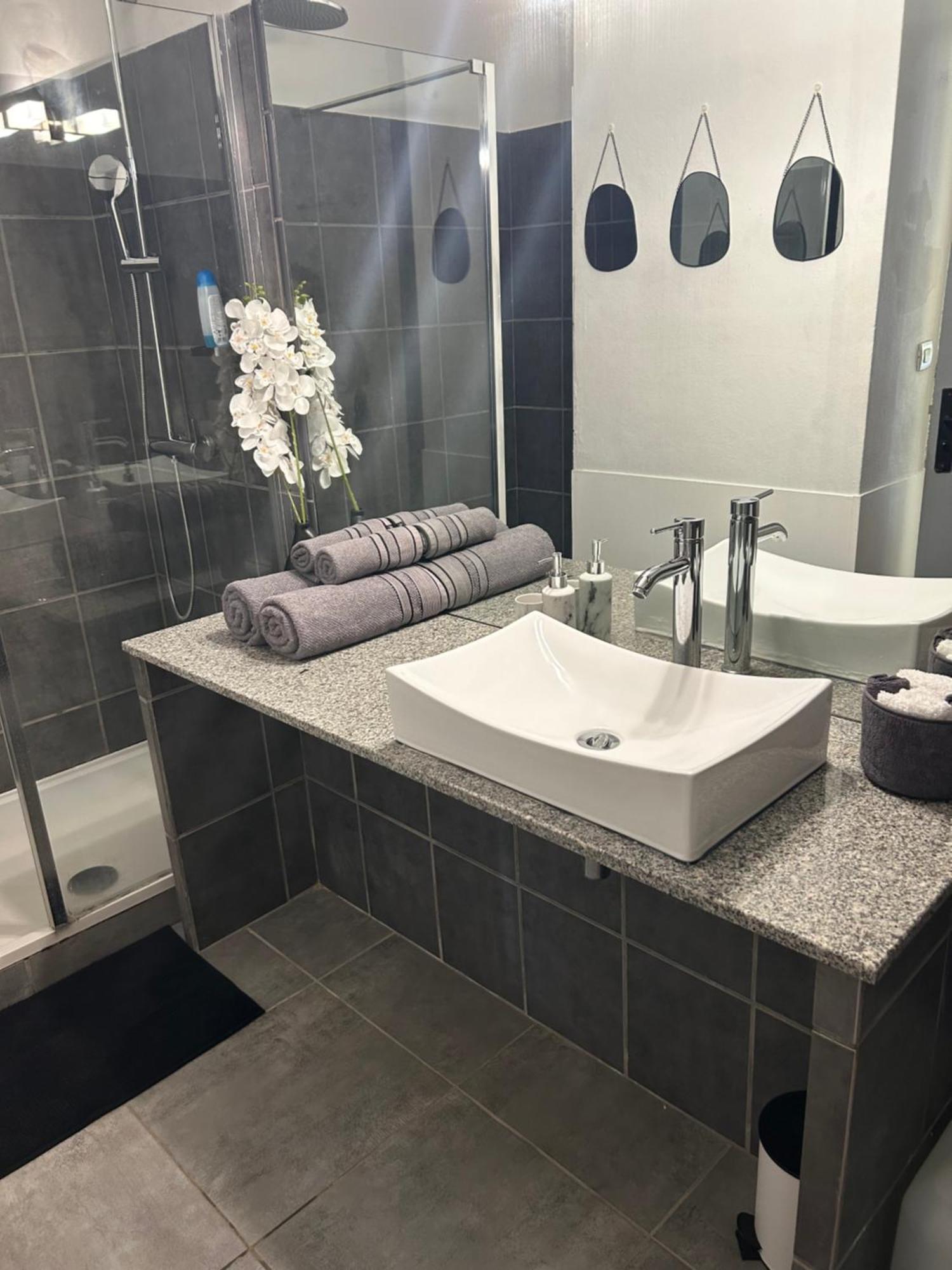 לה גוסייר Superbe Studio Avec Piscine, Au Coeur De La Marina! Village Soleil ! Proche Aeroport & Ferry מראה חיצוני תמונה